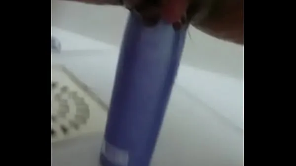 Stuffing the shampoo into the pussy and the growing clitoris Phim mới