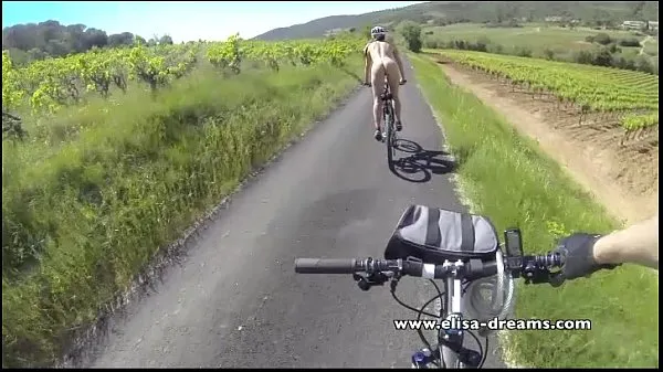 Ferske Flashing and nude in public biking on the road ferske filmer
