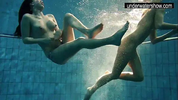 Νέες Two sexy amateurs showing their bodies off under water φρέσκες ταινίες