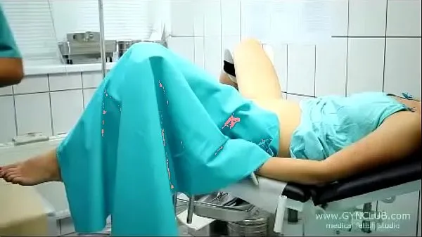 Färska beautiful girl on a gynecological chair (33 färska filmer
