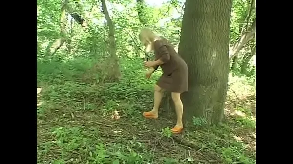 Świeże Mature well-padded blonde Sharone Lane seduced young guy in the forrest świeże filmy