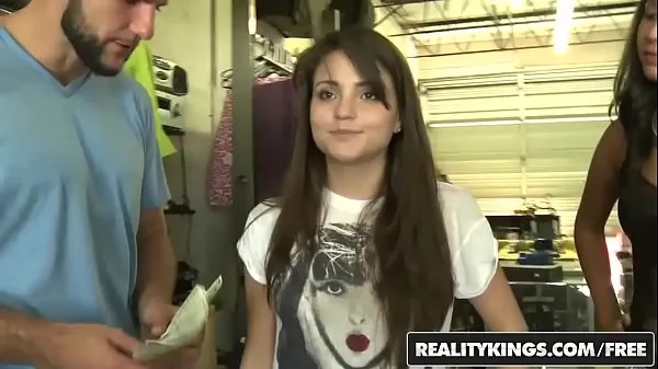 Νέες Cute teen (Cara Swank) and her friend share a dick for a lil cash - Reality Kings φρέσκες ταινίες