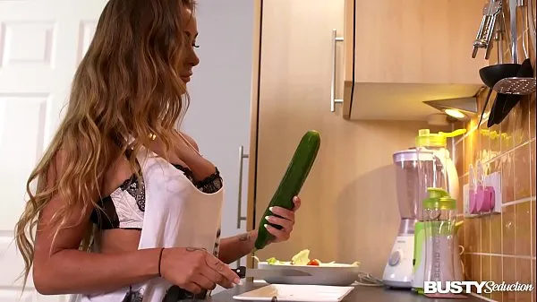 Nuovi La seducente seduzione Amanda Rendall cavalca un grosso cetriolo verde finché non raggiunge l'orgasmo nuovi film