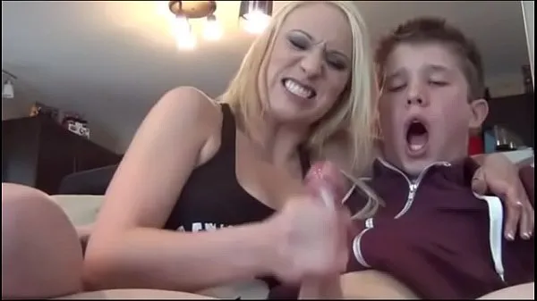 Friss Lucky being jacked off by hot blondes friss filmek