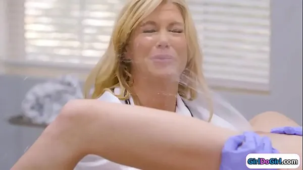 Ferske Unaware doctor gets squirted in her face ferske filmer