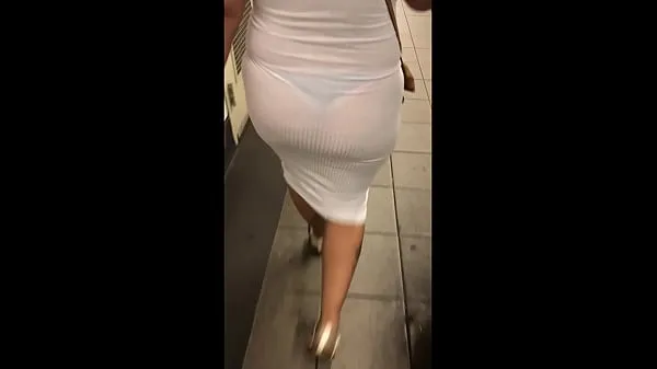 新鲜Wife in see through white dress walking around for everyone to see新鲜的电影