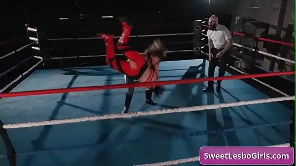 Sexy lesbian wrestlers Ariel X, Sinn Sage fighting in the ring and make out Phim mới