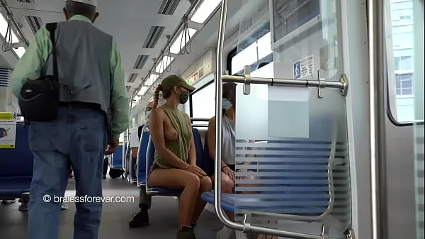 Segar Sideboob on the train Film segar