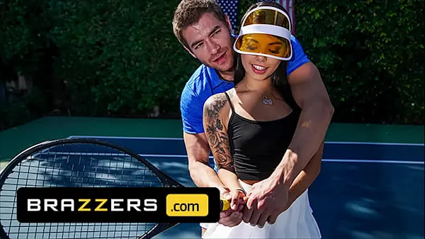 Ferske Xander Corvus) Massages (Gina Valentinas) Foot To Ease Her Pain They End Up Fucking - Brazzers ferske filmer