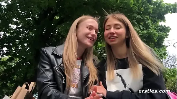 Nuovi Ersties: le ragazze bionde calde si divertono insieme con il sesso lesbico nuovi film