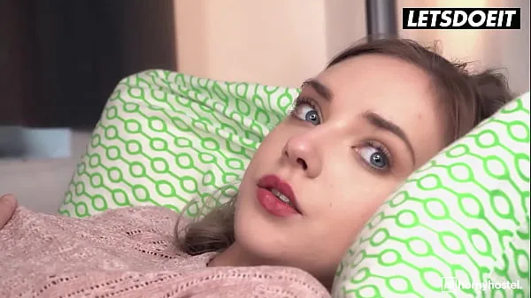 Nové FREE FULL VIDEO - Skinny Girl (Oxana Chic) Gets Horny And Seduces Big Cock Stranger - HORNY HOSTEL nové filmy