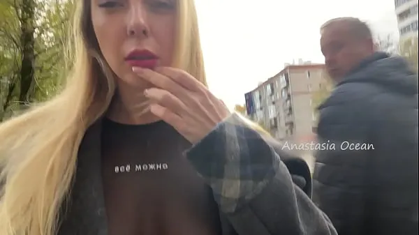 หนังสดA girl shows her breasts while walking in public in the cityสด