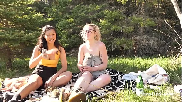Sveži Ersties: Lesbian Couple Have a Sexy Date Outdoors sveži filmi