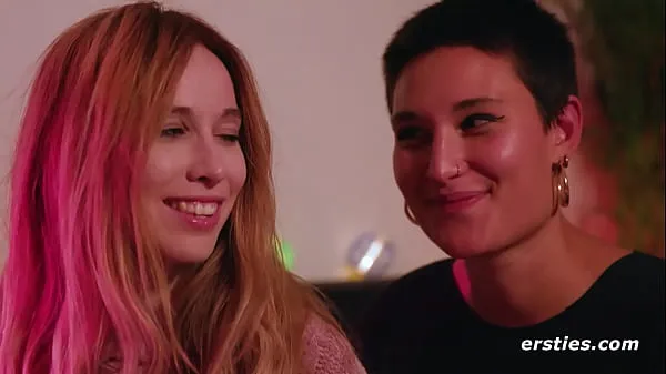 Ferske Ersties - Lesbian Couple Take Turns Fingering Each Other ferske filmer