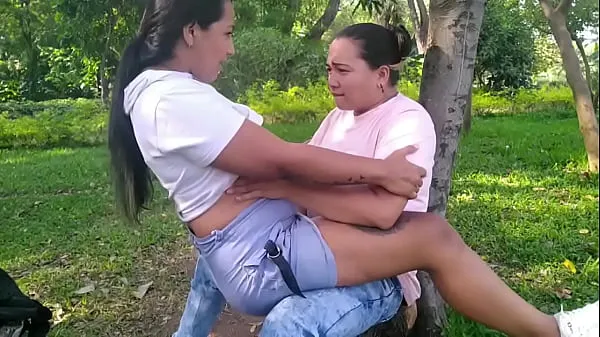 Νέες Michell and Paula go out to the public garden in Colombia and start having oral sex and fucking under a tree φρέσκες ταινίες