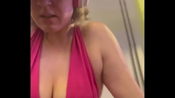 Ferske Wow, my training at the gym left me very sweaty and even my pussy leaked, I was embarrassed because I was so horny ferske filmer