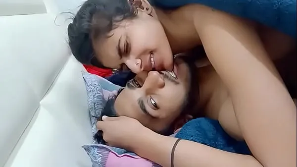 Ferske Desi Indian cute girl sex and kissing in morning when alone at home ferske filmer