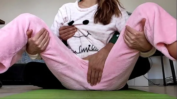 Segar asian amateur real homemade teasing pussy and small tits fetish in pajamas Film segar