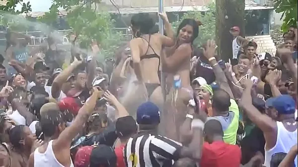 Nuevas Women undress at Panamanian carnival - 2014 películas nuevas